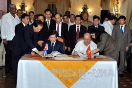 越南最高人民检察院检察长黎明智与古巴总检察院总检察长达里奥·德尔加多·古拉签署合作协议