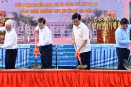 胡志明市委书记丁罗升（右二）出席平福省布家沫县高中学校工程动工仪式