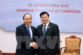 越南政府总理阮春福与老挝政府总理通伦•西苏里