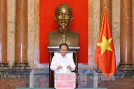 越南国家主席陈大光为中部地区灾区人民捐赠（图片来源：越通社）
