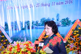 越南国会主席阮氏金银在大会上发表讲话