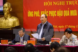 阮春福在中部暴雨洪水应对和灾后恢复重建工作视频会议上致辞。
