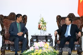 政府总理阮春福（右）会见东帝汶驻越大使豪尔赫•特林达德•内维斯•贾梅士（图片来源：越通社）