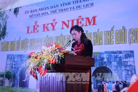 越南体育文化旅游部副部长邓氏碧莲在纪念典礼上致辞。