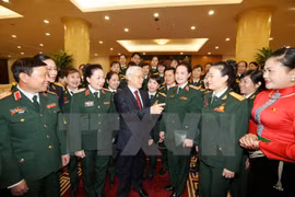 越共中央总书记阮富仲会见女军人模范代表