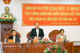 越南政府总理阮春福在会议上发表讲话