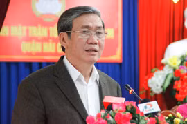 越共中央政治局委员、中央书记处常务书记丁世兄回答岘港市选民的问题（图片来源：越通社）