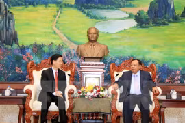 老挝人民革命党中央总书记、国家主席本扬·沃拉吉​与越共中央宣教部部长武文赏​ 