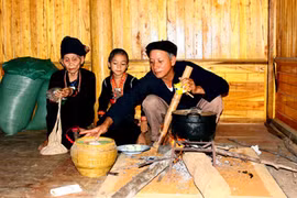 克姆族日常生活中的灶塘