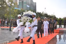 柬埔寨国防部代表团向英烈们敬献花圈