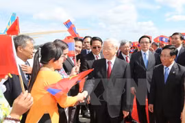 越共中央总书记阮富仲抵达老挝首都万象瓦岱机场（图片来源：越通社）