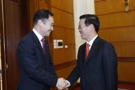 越共中央宣教部部长武文赏与日本国会众议院议员铃木浅野