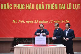 越南政府​领导为中部灾区人民捐款（图片来源：越通社）
