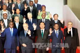 陈大光主席与作为法语国家组织峰会的与会代表合影