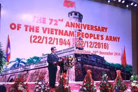越南驻老挝大使馆武官处处长曹文泰大校在纪念仪式上致辞（图片来源：越通社）