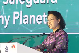 越南国会主席阮氏金银在题为“团结维护一颗健康的星球”的讨论会上发表讲话。