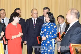 越南国家副主席邓氏玉盛