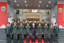 越共中央总书记阮富仲与国防部第二总局干部战士合影