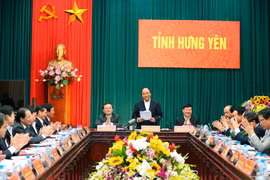 越南政府总理阮春福与兴安省主要领导干部在兴安省召开会议（图片来源：越通社）