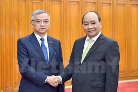 越南政府总理阮春福​与老挝自然资源与环境部部长宋马·奔舍那