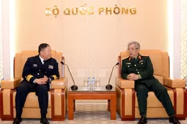 越南国防部副部长阮志咏上将会见中共中央军委国际军事合作办公室主任关友飞少将（图片来源：越南人民军队报）