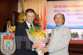 越南—波兰友好协会胡志明市分会主席阮登强​与波兰驻越南副大使Szymon Wudarski（图片来源：越通社）