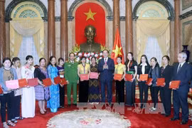 陈大光主席向先进集体和个人赠送礼物