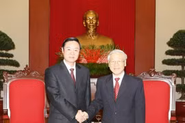 越共中央总书记阮富仲（右）会见中共中央政治局委员、中央书记处书记、中央宣传部部长刘奇葆（图片来源：越通社）