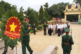 柬埔寨首相洪森​向各位革命先烈敬献花圈
