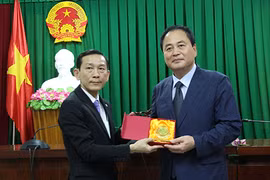 芹苴市领导向韩国金泉市代表赠送纪念品