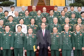 陈大光与各位代表合影。