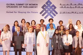 越南国会主席阮氏金银和出席第11届全球女性议长峰会的各国代表合影（图片来源：越通社）