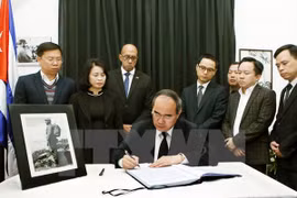 越南祖国阵线中央委员会主席阮善仁吊唁菲德尔·卡斯特罗·鲁斯（图片来源：越通社）