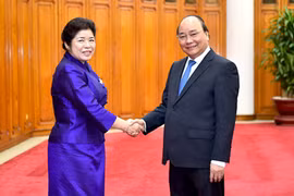 政府总理阮春福会见老挝政府办公厅部长苏万鹏•布帕奴翁。（图片来源：越通社）