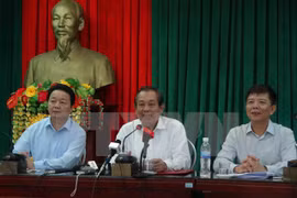 张和平与渔民们进行对话。