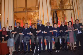 东盟十国驻法大使馆领导合影。