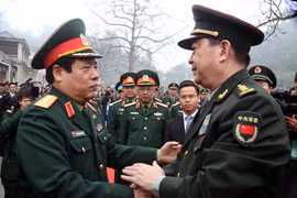 越中两国国防部长亲切握手（图片来源：.langson.gov.vn）