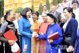 越南国家副主席邓氏玉盛会见广南省奠盘市越南英雄母亲代表团（图片来源：越通社） 