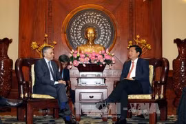 胡志明市委书记丁罗升会见微软全球政府企业事业部总经理马克戴（图片来源：越通社）