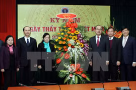 越南党和国家领导向越南医生和医务人员队伍致以节日祝贺