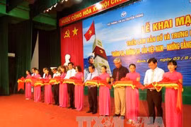 “黄沙和长沙归属越南——历史证据和法律依据”地图资料展在平定省举行（图片来源：越通社）