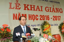 越南国家主席陈大光在开学典礼上致辞。