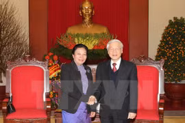 越共中央总书记阮富仲（右）与老挝中央对外部部长孙通·赛雅加（图片来源：越通社）