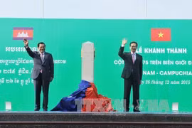 出席越柬陆路边界275号界碑竣工剪彩仪式的越南政府总理阮晋勇和柬埔寨首相洪森