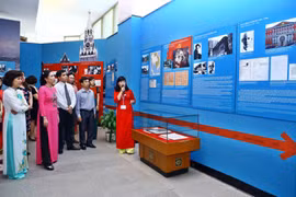 胡志明市市民积极参加展览。