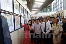 “黄沙与长沙归属越南：历史证据和法律依据”资料图片展在永福省举行（图片来源：越通社） 
