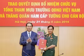 国家主席陈大光向新任越南人民军队总参谋长潘文江中将颁发任命书。（图片来源：越通社）