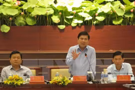 胡志明市人民委员会主席阮成锋在会上致辞。