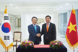 胡志明市市委书记丁罗升会见韩国庆尚北道知事金宽容（图片来源：http://www.sggp.org.vn/）