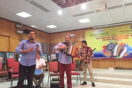 哥伦比亚手风琴艺人来越表演。（图片来源：​ baotintuc.vn）